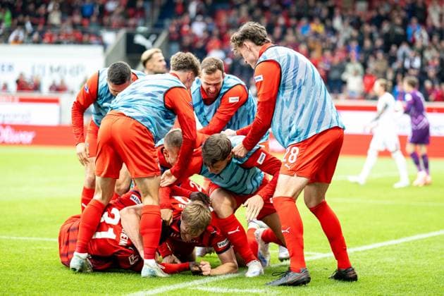 Tor zum 2:0 durch Sirlord Conteh (FC Heidenheim, 31), mit Mikkel Kaufmann (FC Heidenheim, 29), Yannik Wagner (FC Heidenheim, 38), Luca Kerber (FC Heidenheim, 20), Marnon Busch (FC Heidenheim, 02) GER, 1. FC Heidenheim vs. FC Augsburg, Fussball, Bundesliga, 5. Spieltag, Spielzeit 2025 2026, 27.09.2025, DFL DFB REGULATIONS PROHIBIT ANY USE OF PHOTOGRAPHS AS IMAGE SEQUENCES AND OR QUASI-VIDEO, GER, 1. FC Heidenheim vs. FC Augsburg, Fussball, Bundesliga, 5. Spieltag, Spielzeit 2025 2026, 27.09.2025 Heidenheim Copyright: xEibner-Pressefotox EP_EER