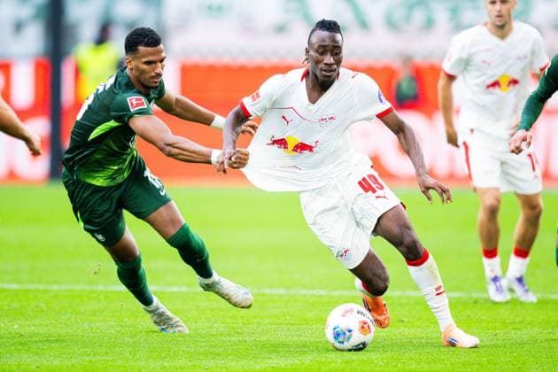 27.09.2025 - Fußball, 2025 2026, 1. Bundesliga, 5. Spieltag, VfL Wolfsburg - RB Leipzig: (L-R) Moritz Jenz (Wolfsburg), Yan Diomande (Leipzig) DFL REGULATIONS PROHIBIT ANY USE OF PHOTOGRAPHS AS IMAGE SEQUENCES AND OR QUASI-VIDEO.