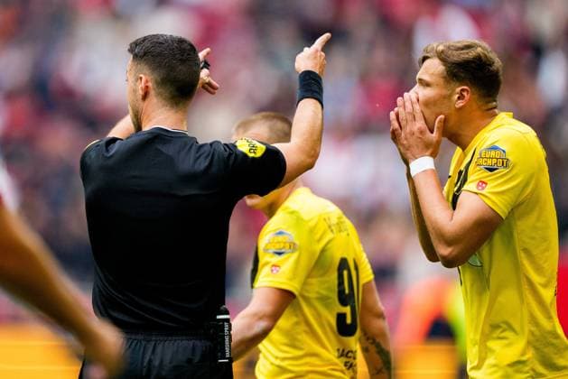 AMSTERDAM, 27-09-2025, Johan Cruijff ArenA , season 2025 2026 , Dutch Eredivisie Football . Match between Ajax and NAC Breda , Picture shows Referee Marc Nagtegaal and NAC Breda player Sydney van Hooijdonk Ajax - NAC  x31220912x Copyright: