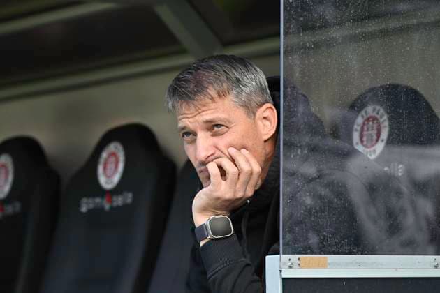 GER; 1 FBL, FC St. Pauli vs Bayer 04 Leverkusen 27.09.2025, Millerntorstadion, Hamburg, GER; 1. FBL, FC St. Pauli vs Bayer 04 Leverkusen im Bild Trainer Alexander Blessin (Pauli)