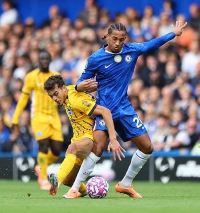 Joao Pedro of Chelsea competes for the ball with Yasin Ayari of Brighton & Hove Albion Chelsea v Brighton and Hove Albion, Premier League, Football, Stamford Bridge, London, UK - 27 Sep 2025London Stamford Bridge United Kingdom EDITORIAL USE ONLY No use with unauthorised audio, video, data, fixture lists, club league logos or live services. Online in-match use limited to 120 images, no video emulation. No use in betting, games or single club league player publications. Copyright: xMichaelxZemanek Shutterstockx 15503910w