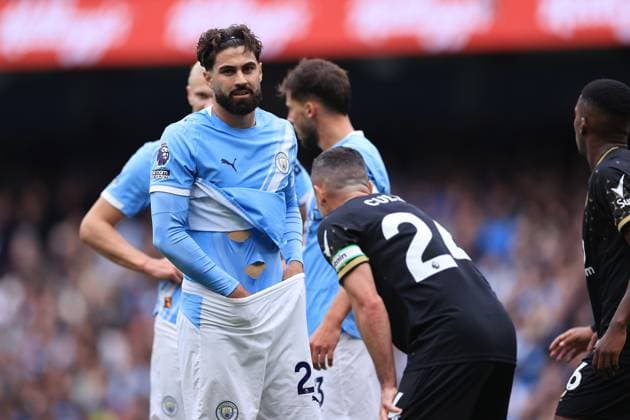 Football - Premier League - Manchester City v Burnley 27th September 2025 - Premier League - Manchester City v Burnley - Josko Gvardiol of Manchester City reveals holes cut in his base layer as he adjusts his shorts - Photo: Simon Stacpoole Offside. Manchester UK Copyright: xSimonxStacpoolexOffside