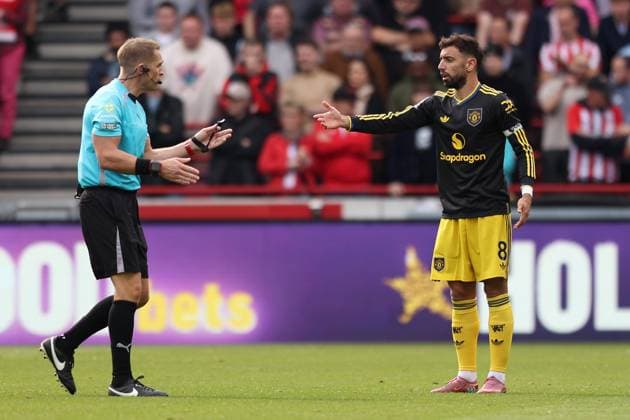 Brentford FC v Manchester United, ManU FC, Premier League Manchester United midfielder Bruno Fernandes (8) reacts to Referee Craig Pawson during the Brentford FC v Manchester United FC Premier League Match at the Gtech Community Stadium, London, England, United Kingdom on 27 September 2025 Credit: Sally Rawlins Every Second Media Editorial use only. All images are copyright Every Second Media Limited. No images may be reproduced without prior permission. All rights reserved. Premier League and Football League images are subject to licensing agreements with Football DataCo Limited. see https: www.football-dataco.com Copyright: xIMAGO EveryxSecondxMediax ESM-1597-0076 SallyxRawlinsx xEveryxSecondxMediax