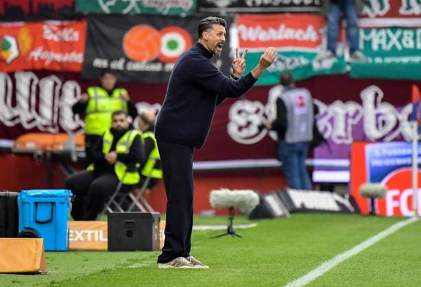 27.09.2025, xemx, Fussball 1.Bundesliga, 1.FC Heidenheim - FC Augsburg v.l. Cheftrainer Sandro Wagner (FC Augsburg) gibt Anweisungen, gestikuliert mit den Armen, gesticulate, gives instructions (DFL DFB REGULATIONS PROHIBIT ANY USE OF PHOTOGRAPHS as IMAGE SEQUENCES and or QUASI-VIDEO) Heidenheim