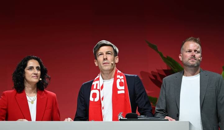 27.09.2025 , xophax, Fussball 1.Bundesliga, 1.FC Koeln Mitgliederversammlung , Präsidentenwahl. Rhein Energie Stadion Jahreshauptversammlung am Samstag den 27.09.2025. 1.FC Köln Team Stomann : v.l.n.rechts TuÄüba Tekkal , Carsten Wettich , Wilke Stromann (DFL DFB REGULATIONS PROHIBIT ANY USE OF PHOTOGRAPHS as IMAGE SEQUENCES and or QUASI-VIDEO) Koeln