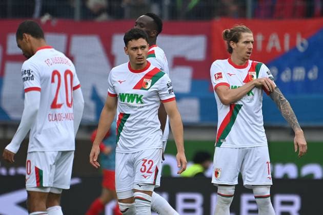 Augsburger Spieler, Enttaeuschung,Frust,enttaeuscht, frustriert,niedergeschlagen, Fussball 1. Bundesliga Saison 2025 2026, 5.Spieltag, Spieltag05 1.FC Heidenheim - FC Augsburg am 27.09.2025, VOITH ARENA Â