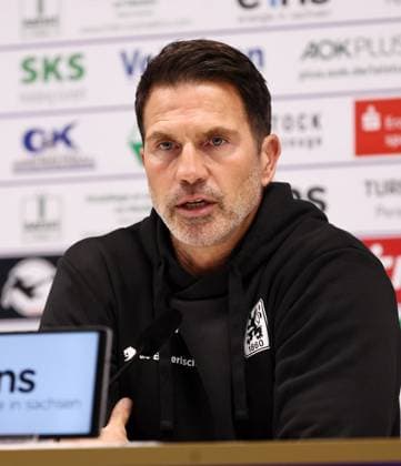 Aue, 27.09.2025, Erzgebirgsstadion, Fußball, 3.Liga, 3.Spieltag FC Erzgebirge Aue vs. TSV 1860 München , Im Bild; Trainer Patrick Glöckner Glöckner, 1860 München , Nur für journalistische Zwecke. Only for editorial use! , DFB DFL regulations prohibit any use of photographs as image sequences and or quasi-video. ,