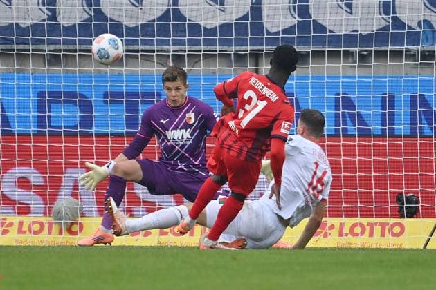 Tor Sirlord CONTEH (Heidenheim) zum 2-0, Aktion,Torschuss. gegen Cedric Adrian ZESIGER (FC Augsburg) und Torwart Finn DAHMEN (FC Augsburg). Fussball 1. Bundesliga Saison 2025 2026, 5.Spieltag, Spieltag05 1.FC Heidenheim - FC Augsburg am 27.09.2025, VOITH ARENA Â