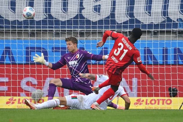 Tor Sirlord CONTEH (Heidenheim) zum 2-0, Aktion,Torschuss. gegen Cedric Adrian ZESIGER (FC Augsburg) und Torwart Finn DAHMEN (FC Augsburg). Fussball 1. Bundesliga Saison 2025 2026, 5.Spieltag, Spieltag05 1.FC Heidenheim - FC Augsburg am 27.09.2025, VOITH ARENA Â