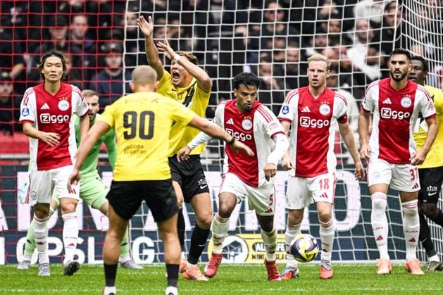 AMSTERDAM - Sydney van Hooijdonk of NAC Breda claims a handball from Owen Wijndal of Ajax (not pictured) during the Dutch Eredivisie match between AFC Ajax and NAC Breda at the Johan Cruijff ArenA on September 27, 2025, in Amsterdam, Netherlands. ANP OLAF KRAAK Eredivisie 2025 26 xVIxANPxSportx xxANPxIVx 537620880 originalFilename: 537620880.jpg