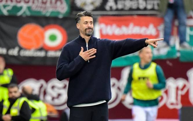 27.09.2025, xemx, Fussball 1.Bundesliga, 1.FC Heidenheim - FC Augsburg v.l. Cheftrainer Sandro Wagner (FC Augsburg) gibt Anweisungen, gestikuliert mit den Armen, gesticulate, gives instructions (DFL DFB REGULATIONS PROHIBIT ANY USE OF PHOTOGRAPHS as IMAGE SEQUENCES and or QUASI-VIDEO) Heidenheim