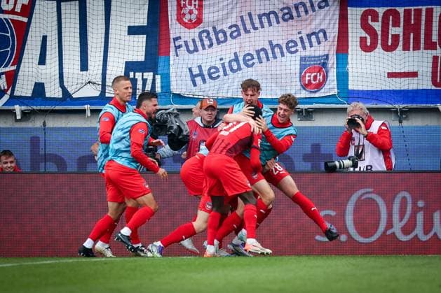 Torjubel der Mannschaft (1FC Heidenheim 1846) nach dem 2:0, 1. FC Heidenheim 1846 vs. FC Augsburg, DFL, Bundesliga, Saison 2025 2026, Voith Arena, Hinrunde, 5. Spieltag, 27.09.2025 DFB regulations prohibit any use of photographs as image sequences and or quasi-video Heidenheim Baden-Wuerttemberg Deutschland