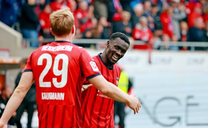 27.09.25 1. FC Heidenheim - FC Augsburg Deutschland, Heidenheim, 27.09.2025, Fussball, Bundesliga, 1. FC Heidenheim - Augsburg: v.l. Mikkel Kaufmann, Sirlord Conteh (beide 1. FC Heidenheim); Jubel Tor 2:0 Conteh.