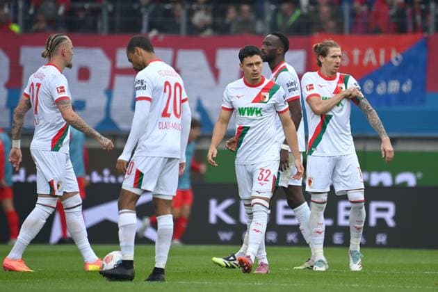 Augsburger Spieler, Enttaeuschung,Frust,enttaeuscht, frustriert,niedergeschlagen, Fussball 1. Bundesliga Saison 2025 2026, 5.Spieltag, Spieltag05 1.FC Heidenheim - FC Augsburg am 27.09.2025, VOITH ARENA Â