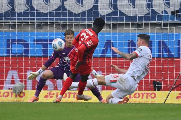 Tor Sirlord CONTEH (Heidenheim) zum 2-0, Aktion,Torschuss. gegen Cedric Adrian ZESIGER (FC Augsburg) und Torwart Finn DAHMEN (FC Augsburg). Fussball 1. Bundesliga Saison 2025 2026, 5.Spieltag, Spieltag05 1.FC Heidenheim - FC Augsburg am 27.09.2025, VOITH ARENA Â