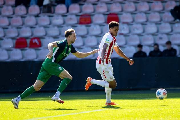 27.09.2025, xkwix, Fußball, Regionalliga West, 1. FC Köln U23 - FC Gütersloh, Geißbockheim Franz-Kremer-Stadion: Julius Langfeld (FC Gütersloh 10) im Zweikampf gegen Yannick Mausehund (1. FC Köln U23 4) NRW Deutschland