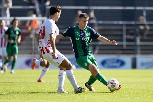 27.09.2025, xkwix, Fußball, Regionalliga West, 1. FC Köln U23 - FC Gütersloh, Geißbockheim Franz-Kremer-Stadion: Mikail Özkan (1. FC Köln U23 30) im Zweikampf gegen Aleksandar Kandic (FC Gütersloh 27) NRW Deutschland