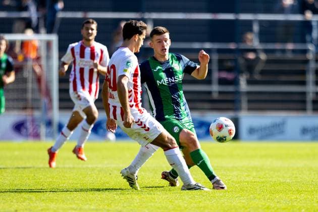 27.09.2025, xkwix, Fußball, Regionalliga West, 1. FC Köln U23 - FC Gütersloh, Geißbockheim Franz-Kremer-Stadion: Mikail Özkan (1. FC Köln U23 30) im Zweikampf gegen Aleksandar Kandic (FC Gütersloh 27) NRW Deutschland