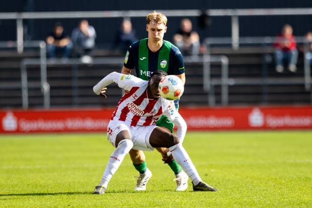 27.09.2025, xkwix, Fußball, Regionalliga West, 1. FC Köln U23 - FC Gütersloh, Geißbockheim Franz-Kremer-Stadion: Safyan Toure (1. FC Köln U23 19) im Zweikampf gegen Leo Weichert ( FC Gütersloh 36 ) NRW Deutschland