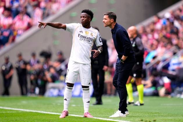 ESP: Atletico de Madrid - Real Madrid CF La Liga EA Sports. Date 7 Xabi Alonso head coach of Real Madrid CF and Vinicius Junior of Real Madrid CF during the La Liga EA Sports match between Atletico de Madrid and Real Madrid CF played at Riyadh Metropolitano Stadium on September 27, 2025 in Madrid. kpng Copyright: xCesarxCebollax xPRESSINx PS_240927_ATM_RMA_2526_220
