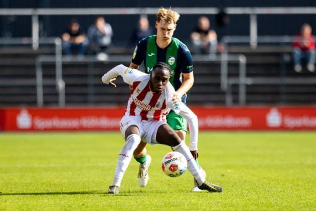 27.09.2025, xkwix, Fußball, Regionalliga West, 1. FC Köln U23 - FC Gütersloh, Geißbockheim Franz-Kremer-Stadion: Safyan Toure (1. FC Köln U23 19) im Zweikampf gegen Leo Weichert ( FC Gütersloh 36 ) NRW Deutschland