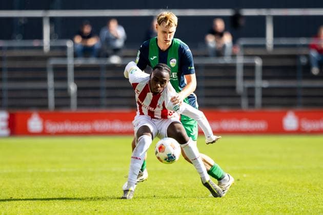 27.09.2025, xkwix, Fußball, Regionalliga West, 1. FC Köln U23 - FC Gütersloh, Geißbockheim Franz-Kremer-Stadion: Safyan Toure (1. FC Köln U23 19) im Zweikampf gegen Leo Weichert ( FC Gütersloh 36 ) NRW Deutschland