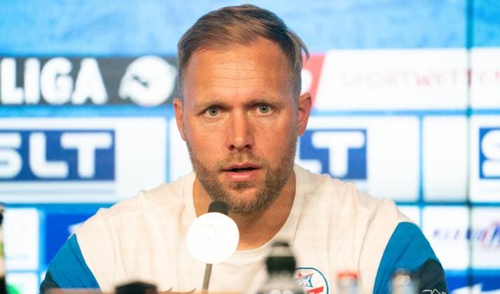 27.9.2025, Fußball, GER, Herren, 3. Liga, DFL, 8. Spieltag, Saison 2025 26, FC Hansa Rostock - TSV Havelse (1:1), Trainer Daniel Brinkmann (FC Hansa Rostock) bei der Pressekonferenz nach dem Spiel. Rostock Ostseestadion Mecklenburg-Vorpommern Deutschland
