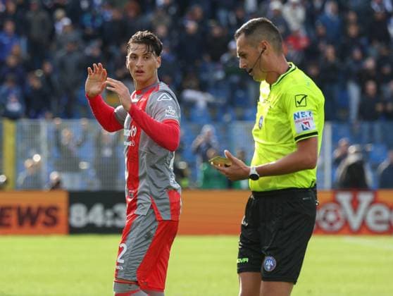 September 27, 2025, Como: Referee Marco Di Bello shows the yellow card to US Cremonese s defender Romano Floriani Mussolini during the Italian Serie A soccer match Como 1907 vs US Cremonese at Giuseppe Sinigaglia stadium in Como, Italy, 27 September 2025, Italy, ANSA ROBERTO BREGANI. Serie A 2025-2026; Como 1907- US Cremonese  - ZUMAa110 20250927_zaf_a110_036 Copyright: xRobertoxBreganix