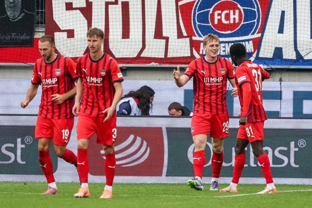 Mikkel Kaufmann 29 (1FC Heidenheim 1846) und Sirlord Conteh 31 (1FC Heidenheim 1846) klatschen sich ab nach dem 2:0, 1. FC Heidenheim 1846 vs. FC Augsburg, DFL, Bundesliga, Saison 2025 2026, Voith Arena, Hinrunde, 5. Spieltag, 27.09.2025 DFB regulations prohibit any use of photographs as image sequences and or quasi-video Heidenheim Baden-Wuerttemberg Deutschland