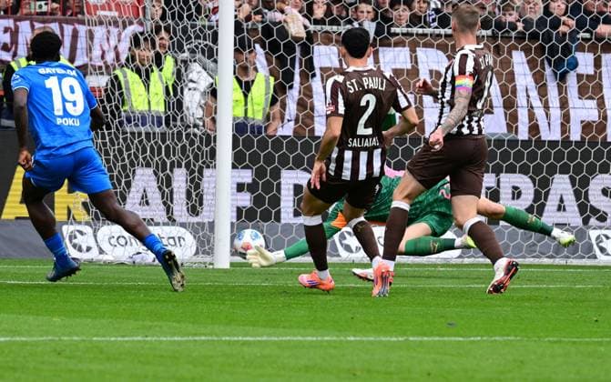 Fussball I Herren I 1. Bundesliga l FC St. Pauli - Bayer 04 Leverkusen I 05. Spieltag I Saison 2025-2026 I St. Pauli I 27.09.2025 I v.l. Poku Ernest (Bayer04Leverkusen) macht hier das 2:1 gegen Vasilj Nikola (St.Pauli) , Sportplatz : Millerntor Stadion, St.Pauli Hamburg Deutschland