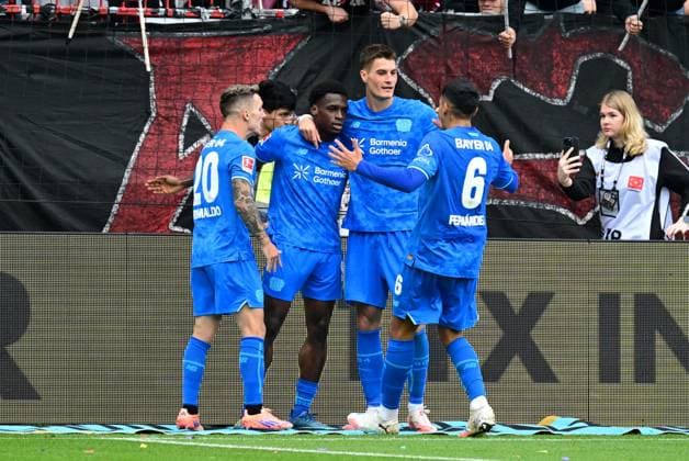 Fussball I Herren I 1. Bundesliga l FC St. Pauli - Bayer 04 Leverkusen I 05. Spieltag I Saison 2025-2026 I St. Pauli I 27.09.2025 I Bayer 04 Leverkusen Torjubel zum 2:1 v.l. Grimaldo Alejandro (Bayer04Leverkusen) , Torschuetze Poku Ernest (Bayer04Leverkusen) , Schick Patrik (Bayer04Leverkusen) , Fernandez Ezequiel (Bayer04Leverkusen) , Sportplatz : Millerntor Stadion, St.Pauli Hamburg Deutschland