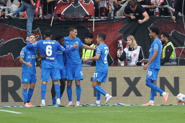 GER, Hamburg, Fussball, DFL, FC St. Pauli vs Bayer Leverkusen , im Millerntor Stadion , 27.09.2025 , v.l. Bayer Leverkusen feiert das 1:2 durch Ernest Poku (Bayer Leverkusen ,19) DFL regulations prohibit any use of photographs as image sequences and or quasi-video. Copyright: HMBxMedia FernandoxSoares