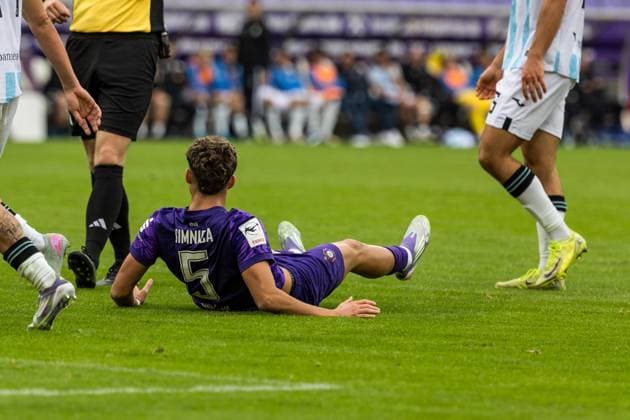 GER, 3. Liga, FC Erzgebirge Aue - TSV 1860 München 27.09.2025, eins Erzgebirgsstation, Aue, GER, 3. Liga, FC Erzgebirge Aue - TSV 1860 München Luan Simnica (FC Erzgebirge Aue 5) am Boden Â Foto Alexander Trienitz nordphoto GmbH