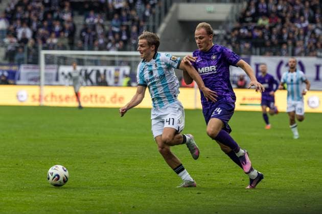 GER, 3. Liga, FC Erzgebirge Aue - TSV 1860 München 27.09.2025, eins Erzgebirgsstation, Aue, GER, 3. Liga, FC Erzgebirge Aue - TSV 1860 München Clemens Lippmann (TSV 1860 München 41), Jannic Ehlers (FC Erzgebirge Aue 24) Â Foto Alexander Trienitz nordphoto GmbH