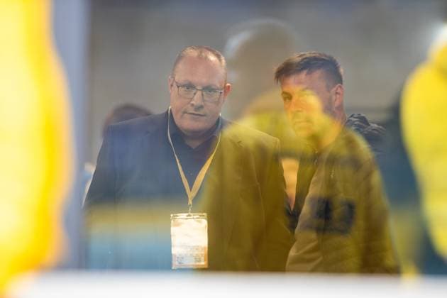 Jena , 270925, Fussball Regionalliga , FC Carl Zeiss Jena gegen Chemnitzer FC im Bild: Fans Ultras Jena Horda provozieren Spielunterbrechung indem sie zwei Fluchttore mit Transparenten und Fanen im Block versprerren Beratung wegen Abbruch , Aufsichtsrat Andreas Krug