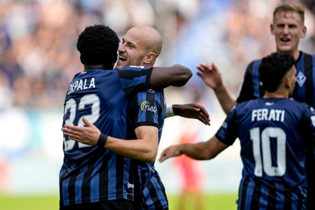 v.li.: Torschütze Kennedy Onyedika Okpala (SVWM, 32), Felix Lohkemper (SVWM, 9), Spieler vom SV Waldhof Mannheim (SVWM), jubeln über das Tor zum 2:0, Jubel, Torjubel, Torerfolg, celebrate the goal, goal, celebration, jubelt ueber das Tor, Freuen, Freude, freut sich, optimistisch, positiv, Spielszene, Highlight, Action, Aktion, 27.09.2025, Mannheim (Deutschland), Fussball, 3. Liga, SV Waldhof Mannheim - Rot-Weiss Essen, DFB DFL REGULATIONS PROHIBIT ANY USE OF PHOTOGRAPHS AS IMAGE SEQUENCES AND OR QUASI-VIDEO.