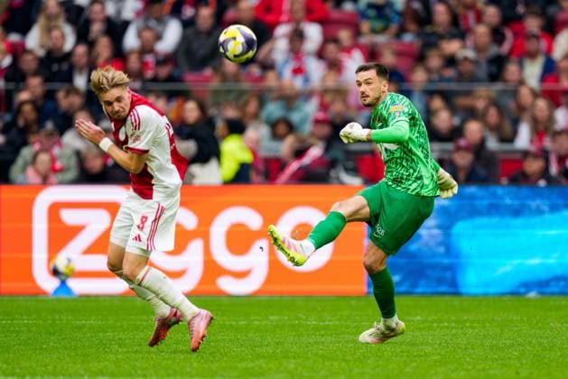 AMSTERDAM, 27-09-2025, Johan Cruijff ArenA , season 2025 2026 , Dutch Eredivisie Football . Match between Ajax and NAC Breda , Picture shows Ajax player Kenneth Taylor and NAC Breda goalkeeper Daniel Bielica Ajax - NAC  x31221430x Copyright: