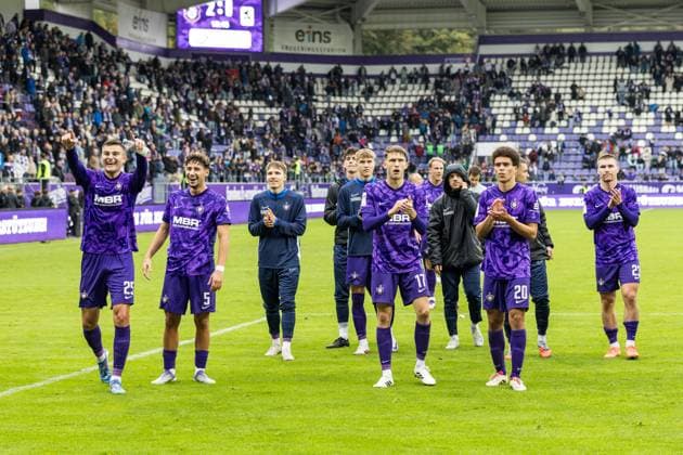 GER, 3. Liga, FC Erzgebirge Aue - TSV 1860 München 27.09.2025, eins Erzgebirgsstation, Aue, GER, 3. Liga, FC Erzgebirge Aue - TSV 1860 München Tristan Zobel (FC Erzgebirge Aue 25), Luan Simnica (FC Erzgebirge Aue 5), Pascal Fallmann (FC Erzgebirge Aue 17), Jonah Fabisch (FC Erzgebirge Aue 20) freuen sich über den Sieg  Foto Alexander Trienitz nordphoto GmbH
