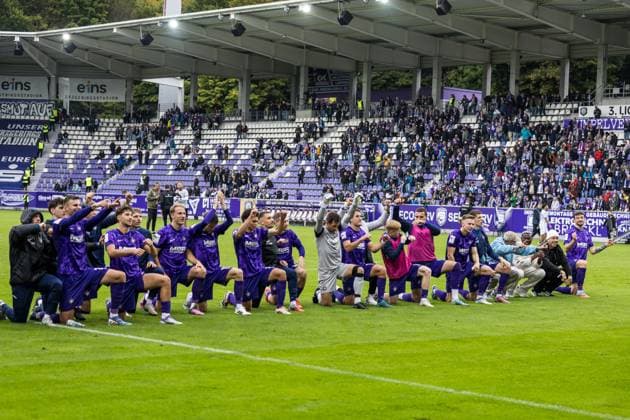 GER, 3. Liga, FC Erzgebirge Aue - TSV 1860 München 27.09.2025, eins Erzgebirgsstation, Aue, GER, 3. Liga, FC Erzgebirge Aue - TSV 1860 München Das Team von FC Erzgebirge Aue freut sich über den Sieg Â Foto Alexander Trienitz nordphoto GmbH