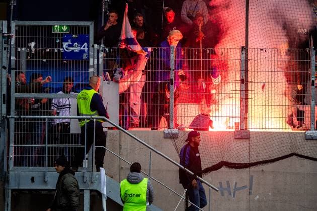 Jena , 270925, Fussball Regionalliga , FC Carl Zeiss Jena gegen Chemnitzer FC im Bild: Fans Ultras Jena Horda provozieren Spielunterbrechung indem sie zwei Fluchttore mit Transparenten und Fanen im Block versprerren