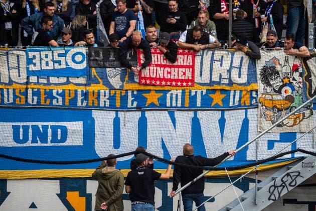 Jena , 270925, Fussball Regionalliga , FC Carl Zeiss Jena gegen Chemnitzer FC im Bild: Fans Ultras Jena Horda provozieren Spielunterbrechung indem sie zwei Fluchttore mit Transparenten und Fanen im Block versprerren