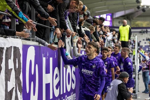 GER, 3. Liga, FC Erzgebirge Aue - TSV 1860 München 27.09.2025, eins Erzgebirgsstation, Aue, GER, 3. Liga, FC Erzgebirge Aue - TSV 1860 München Pascal Fallmann (FC Erzgebirge Aue 17) bedankt sich bei den Fans Â Foto Alexander Trienitz nordphoto GmbH