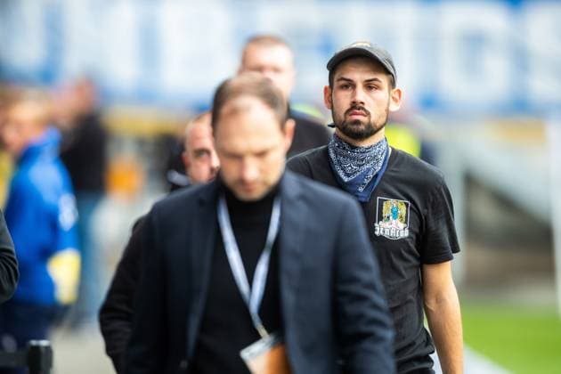 Jena , 270925, Fussball Regionalliga , FC Carl Zeiss Jena gegen Chemnitzer FC im Bild: Fans Ultras Jena Horda provozieren Spielunterbrechung indem sie zwei Fluchttore mit Transparenten und Fanen im Block versprerren Geschäftsführer Patrick Widera und stelv. Leiter der Geschäftsstelle Flori Zweigler (r.) der glechteitig Kapo der Ultras ist
