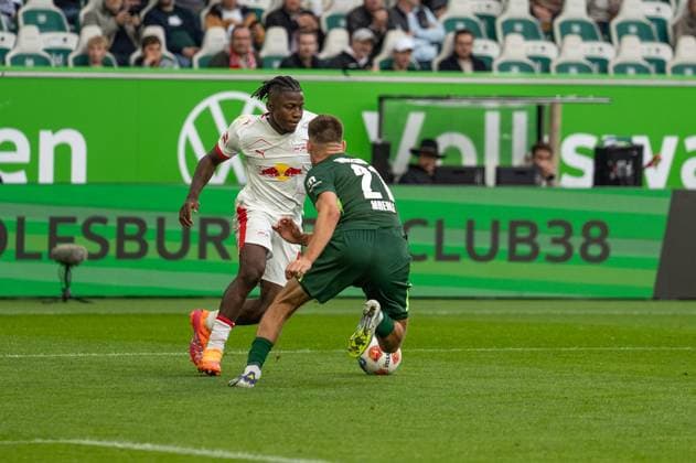 Deutschland: Fussball 1. Bundesliga, 6. Spieltag 2025 2026, VfL Wolfsburg-RB Leipzig am 27.09.2025 in Wolfsburg (Volkswagen-Arena): Johan Bakayoko (RB Leipzig 9) im Zweikampf mit Joakim Maehle (VfL Wolfsburg 21) Copyright: xSvenxHeidmannx