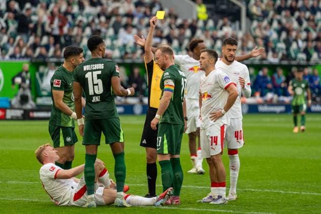 Deutschland: Fussball 1. Bundesliga, 6. Spieltag 2025 2026, VfL Wolfsburg-RB Leipzig am 27.09.2025 in Wolfsburg (Volkswagen-Arena): Gelbe Karte für Maximilian Arnold (VfL Wolfsburg 27) Copyright: xSvenxHeidmannx