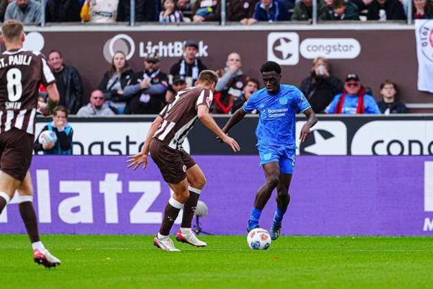 Hauke Wahl (FC St. Pauli, 05), Ernest Poku (Bayer 04 Leverkusen, 19) GER, FC St. Pauli vs. Bayer 04 Leverkusen, Fussball, 1. Bundesliga, Spieltag 5, Saison 2025 2026, 27.09.2025 DFL REGULATIONS PROHIBIT ANY USE OF PHOTOGRAPHS AS IMAGE SEQUENCES AND OR QUASI-VIDEO GER, FC St. Pauli vs. Bayer 04 Leverkusen, Fussball, 1. Bundesliga, Spieltag 5, Saison 2025 2026, 27.09.2025 Hamburg Copyright: xEibner-Pressefoto MarcelxvonxFehrnx EP_MFN