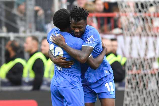 GER; 1 FBL, FC St. Pauli vs Bayer 04 Leverkusen 27.09.2025, Millerntorstadion, Hamburg, GER; 1. FBL, FC St. Pauli vs Bayer 04 Leverkusen im Bild Ernest Poku (Leverkusen 19) schiesst das Tor zum 2-1 fuer Leverkusen und jubelt mit der Mannschaft
