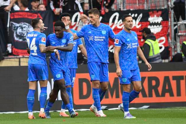 GER; 1 FBL, FC St. Pauli vs Bayer 04 Leverkusen 27.09.2025, Millerntorstadion, Hamburg, GER; 1. FBL, FC St. Pauli vs Bayer 04 Leverkusen im Bild Ernest Poku (Leverkusen 19) schiesst das Tor zum 2-1 fuer Leverkusen und jubelt mit der Mannschaft