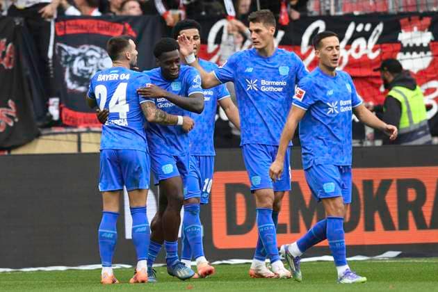 GER; 1 FBL, FC St. Pauli vs Bayer 04 Leverkusen 27.09.2025, Millerntorstadion, Hamburg, GER; 1. FBL, FC St. Pauli vs Bayer 04 Leverkusen im Bild Ernest Poku (Leverkusen 19) schiesst das Tor zum 2-1 fuer Leverkusen und jubelt mit der Mannschaft
