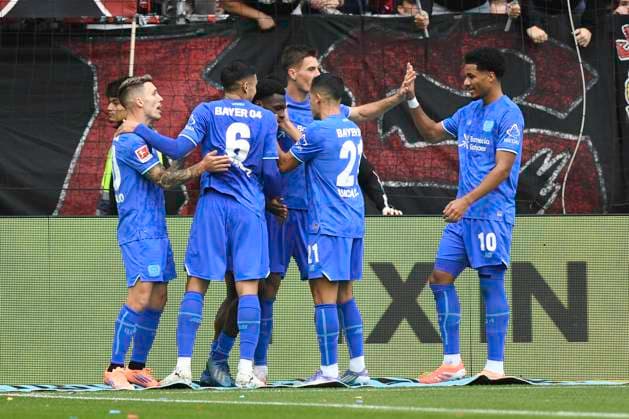 GER; 1 FBL, FC St. Pauli vs Bayer 04 Leverkusen 27.09.2025, Millerntorstadion, Hamburg, GER; 1. FBL, FC St. Pauli vs Bayer 04 Leverkusen im Bild Ernest Poku (Leverkusen 19) schiesst das Tor zum 2-1 fuer Leverkusen und jubelt mit der Mannschaft